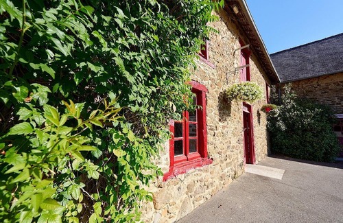 La Chapelle-aux-Filtzmeens Ski Chalet | Pet-Friendly XL Villatent at Domaine du Logis Camping