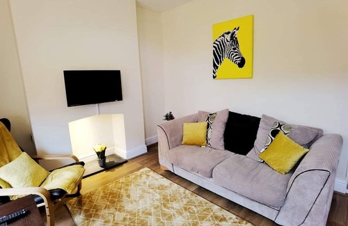 Gedling House | Convenient 2 bedroom house free Parking wifi