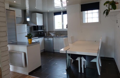 La Seyne-sur-Mer Apartment | Cozy T3 Apartment Steps from Sablettes Beach with Ocean View