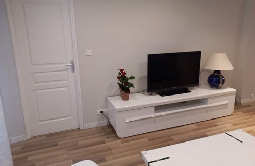 La Seyne-sur-Mer Apartment | Cozy T3 Apartment Steps from Sablettes Beach with Ocean View