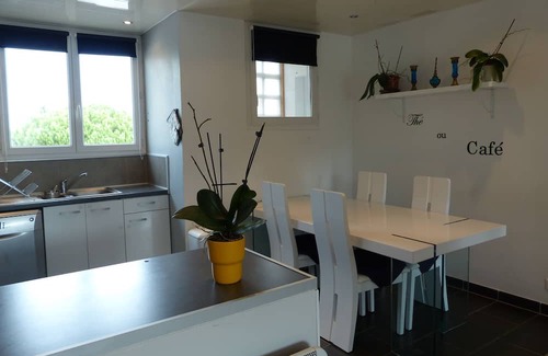 La Seyne-sur-Mer Apartment | Cozy T3 Apartment Steps from Sablettes Beach with Ocean View