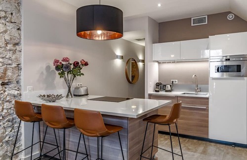 Cannes City Centre Apartment | Prime Location Near Beaches & Shops - Guest Rated 10/10