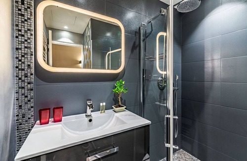 Cannes City Centre Apartment | Prime Location Near Beaches & Shops - Guest Rated 10/10