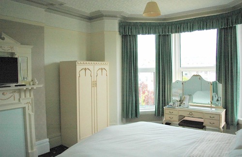 Port Erin House | Charming Athol Park Guest House: Family-Friendly Stay