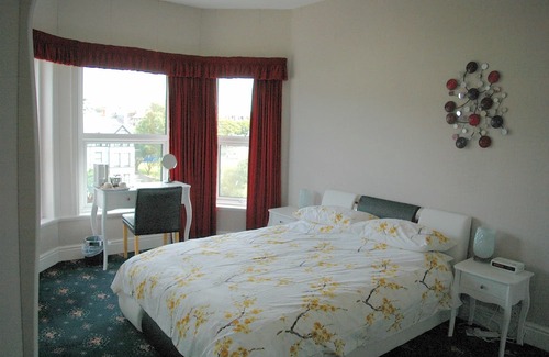 Port Erin House | Charming Athol Park Guest House: Family-Friendly Stay