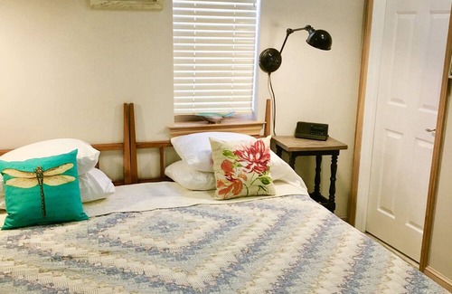 East End House | Sweet BEACH cottage. Walking distance to everything, Sleeps 10.