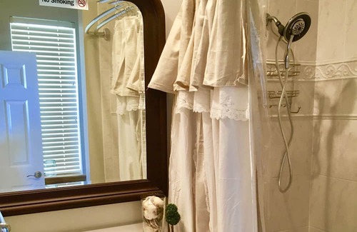 East End House | Sweet BEACH cottage. Walking distance to everything, Sleeps 10.