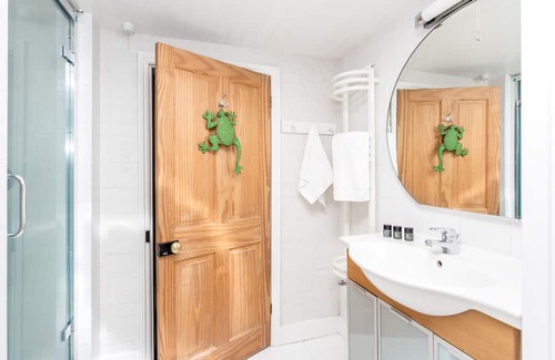 Cambridge City Centre House | Modern Classic: Elegant 3BDR Home with Spa & Breakfast