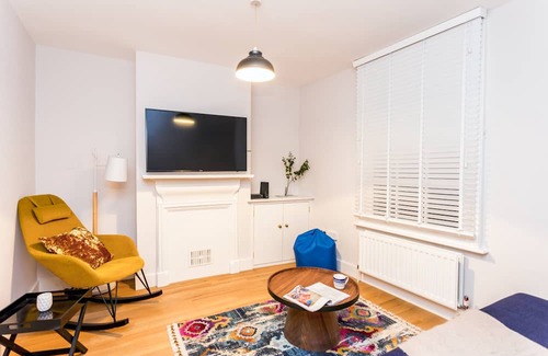 Cambridge City Centre House | Modern Classic: Elegant 3BDR Home with Spa & Breakfast