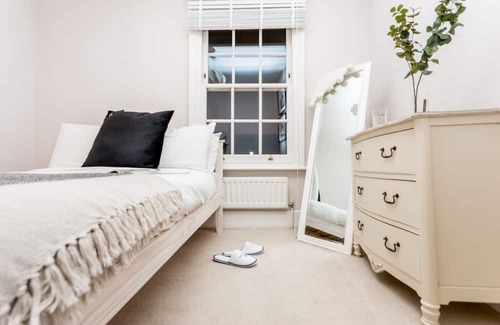 Cambridge City Centre House | Modern Classic: Elegant 3BDR Home with Spa & Breakfast