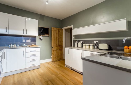 Cambridge City Centre House | Modern Classic: Elegant 3BDR Home with Spa & Breakfast