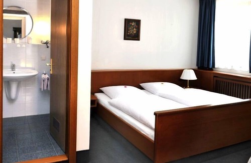 Pommersfelden Hotel | Grüner Baum: Family-Friendly Stay with Restaurant & Breakfast