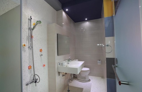 Xincheng Bed & Breakfast | Cozy Fas Glass House B&B with Breakfast & Family Features