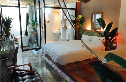 Xincheng Bed & Breakfast | Cozy Fas Glass House B&B with Breakfast & Family Features