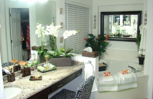 Lake Berkley House | Idyllic Private Lake Front Villa with Games Room & Pool