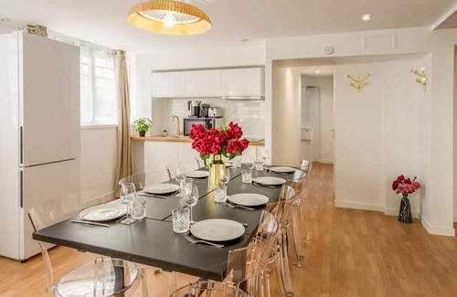 Quartier Saint-Ambroise Apartment | Merveil Family Suite - Marais - Pelee