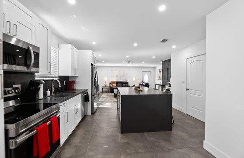 Hollywood House | Guitar House Poker Lounge Hard Rock