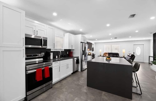 Hollywood House | Guitar House Poker Lounge Hard Rock