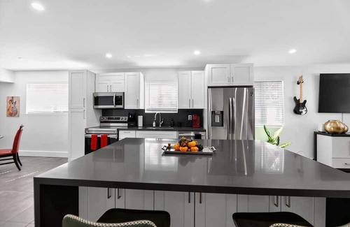 Hollywood House | Guitar House Poker Lounge Hard Rock