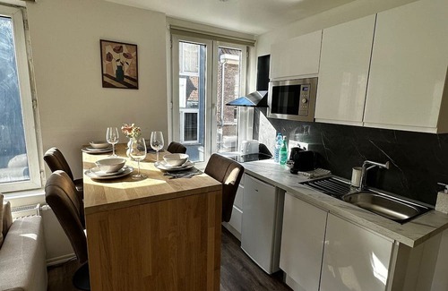 Patershol Apartment | Modern 1BR plus LR Apt Near Gravensteen
