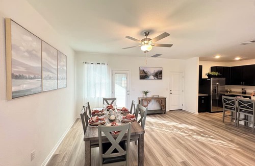 Del Valle House | Modern 4BR New Home w Luxury Touches