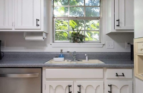 New Castle House | Monterey Drive Maison