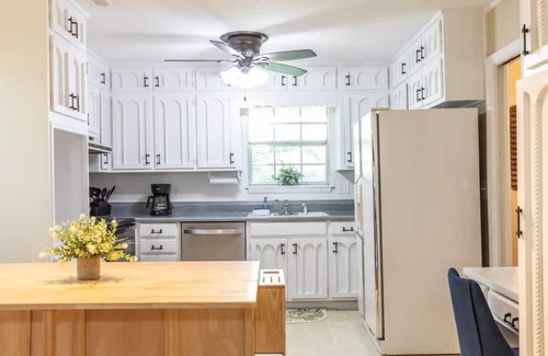 New Castle House | Monterey Drive Maison