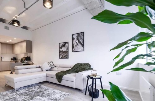 Central Milton Keynes Apartment | Station house