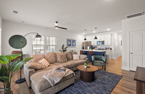 Paw Creek House | Luxe 3BR Townhouse Mins to Uptown CLT