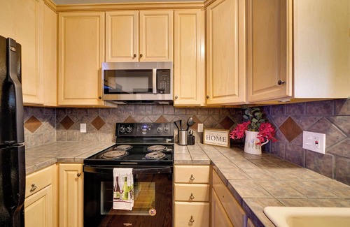 Highland Park Cottage | 4 Mi to Downtown! Cozy Bungalow in San Antonio