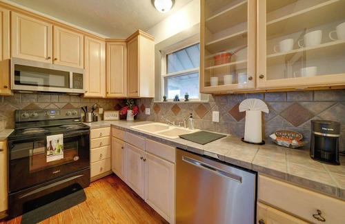 Highland Park Cottage | 4 Mi to Downtown! Cozy Bungalow in San Antonio
