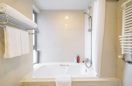 Xujiahui Bed & Breakfast | Tyms Elegant 3BR 2BA Apt Near Malls