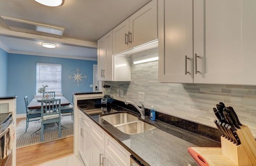 Palmetto Dunes Cottage | Beach Getaway 2BR w/Pool + Modern Comforts