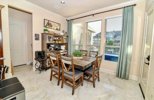 Katy House | Spacious 5-bedroom house in Katy with WiFi, AC, fitness room