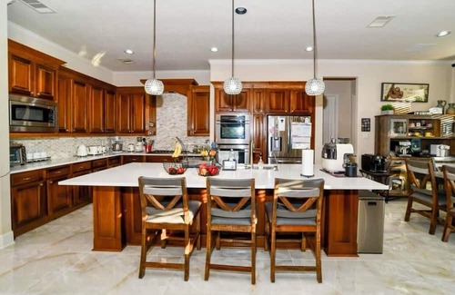 Katy House | Spacious 5-bedroom house in Katy with WiFi, AC, fitness room