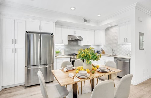 Mid Central House | Elegant Charming Pasadena Townhouse in Prime Spot!