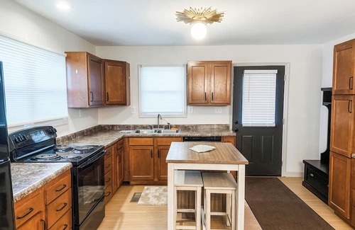 Maple Mount House | Charming, Peaceful 3-bedroom house with view of Horse Farm