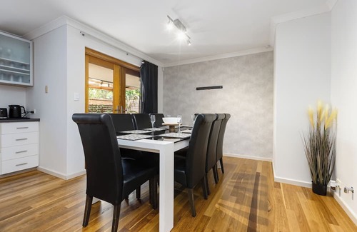 Victoria Park House | Vic Park Home close to Crown Perth