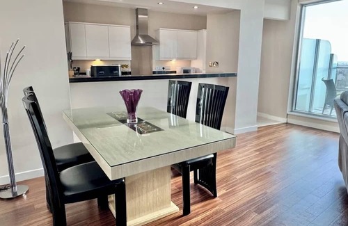 Nottingham Apartment | Charming 2-bedroom Penthouse in lovely Nottingham with WiFi, AC