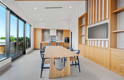 Central-Maverick Square - Paris Street Apartment | Luxury 2bd/2ba Next to the Airport 9818