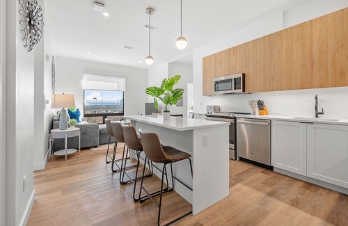 Central-Maverick Square - Paris Street Apartment | Luxury 2bd/2ba Next to the Airport 9818