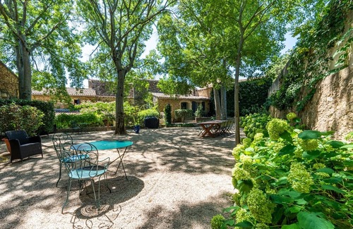 Montaren-et-Saint-Mediers Condo | Grenadier Superb duplex gîte in the heart of an 18th-century sheepfold a stone's throw from Uzès