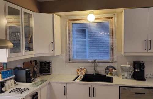 Hamilton House | 5 minutes to Limeridge Mall, and to the hyways to Niagara Falls, to Toronto
