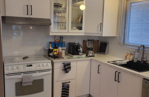 Hamilton House | 5 minutes to Limeridge Mall, and to the hyways to Niagara Falls, to Toronto