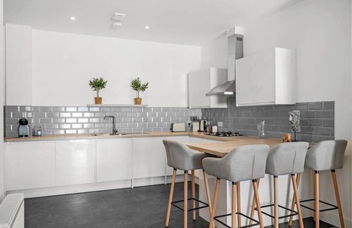 Hanham Apartment | Exquisite Scandi Gem of Bristol - Sleeps 6