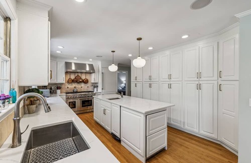 Oak Hill House | Spacious Family Retreat: Private 1-Acre Oasis by Radnor Lake, Downtown Nashville