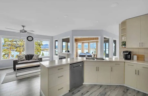 West Kelowna Estates House | 1941 - Lakeview Home in West Kelowna