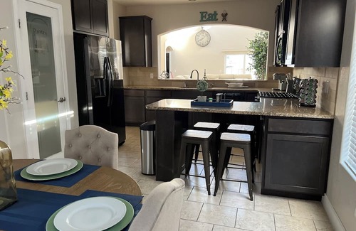 Hobbs House | 3BR Home with 86” TV, outdoor patio and grill