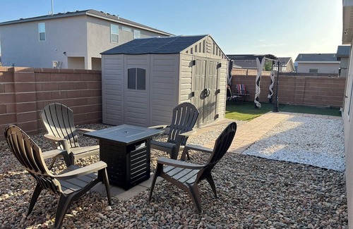 Hobbs House | 3BR Home with 86” TV, outdoor patio and grill