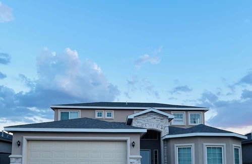 Hobbs House | 3BR Home with 86” TV, outdoor patio and grill